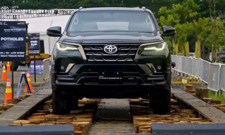 Toyota Fortuner melewati medan tanah berbatu