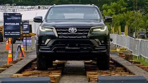 Ketangguhan Toyota Fortuner Toyota Fortuner melewati medan tanah berbatu