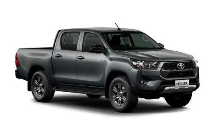 Toyota Hilux Double Cabin warna putih di area terbuka