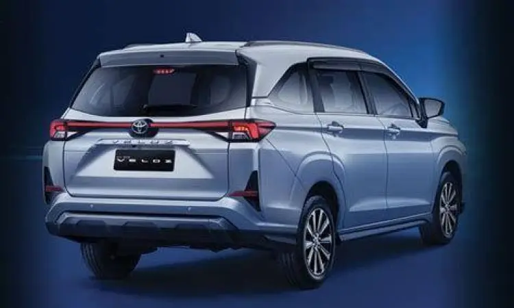 Tampilan belakang Toyota Veloz putih yang elegan
