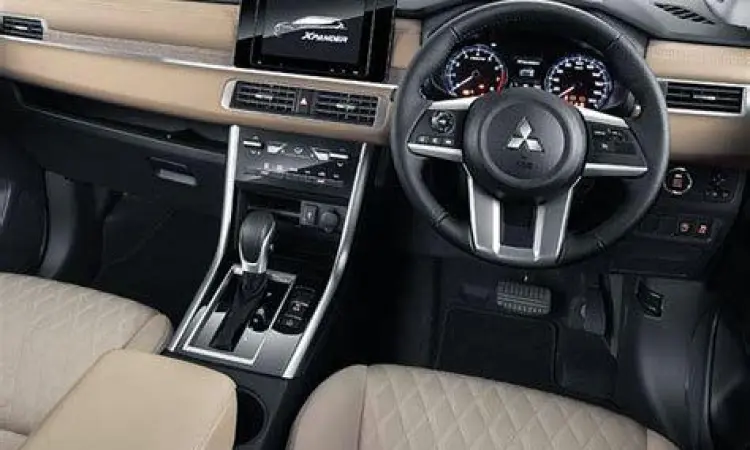 Interior mewah Mitsubishi Xpander Ultimate dengan head unit 9 inci