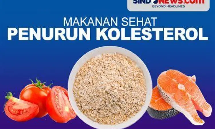 Mekanik sedang memeriksa kompresor AC mobil