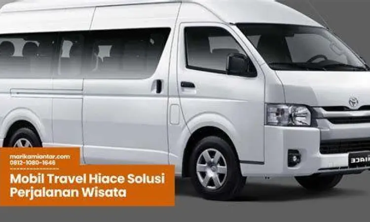 Kelompok turis menggunakan jasa sewa Hiace