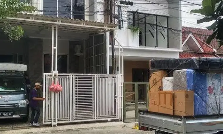 Petugas sedang mengangkut barang pindahan ke mobil pick up