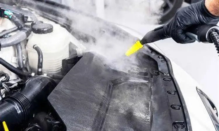 Pembersihan ruang mesin mobil dengan uap