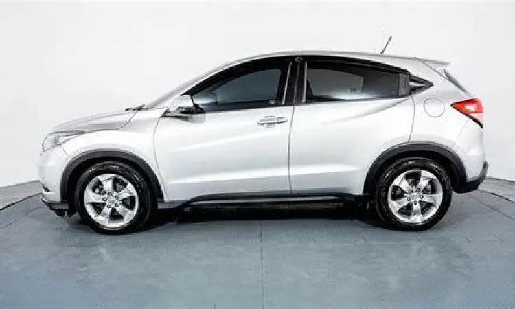 Eksterior Honda HRV 2015 warna silver dari sisi samping