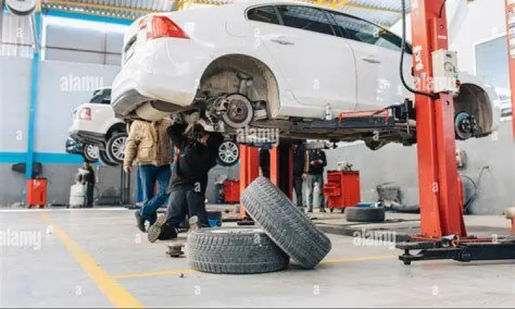Mekanik sedang melakukan pengecekan mobil bekas