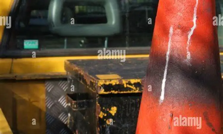 Mekanik melakukan pengecekan mesin mobil pick up