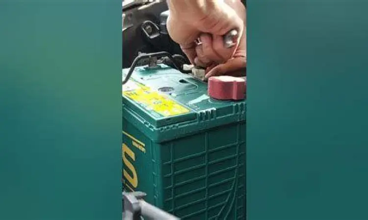 Pemasangan Aki Mobil Proses pemasangan aki mobil kering