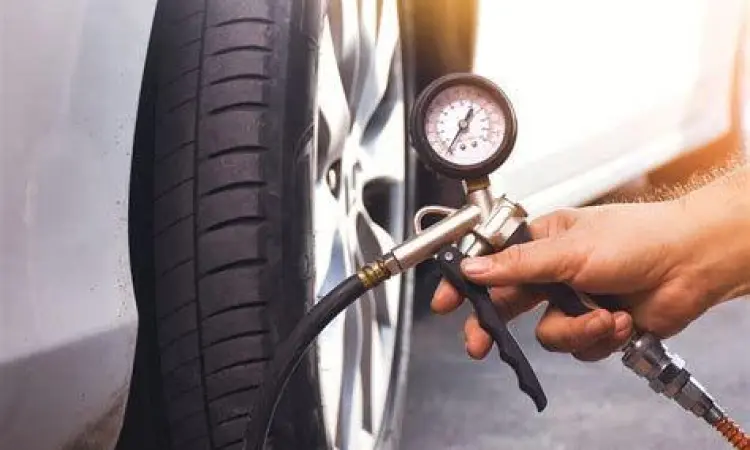 Cek Tekanan Angin Ban Pengecekan tekanan angin ban mobil secara berkala