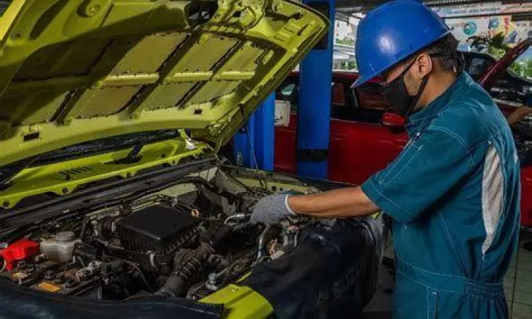 Mekanik sedang mengganti filter oli Avanza
