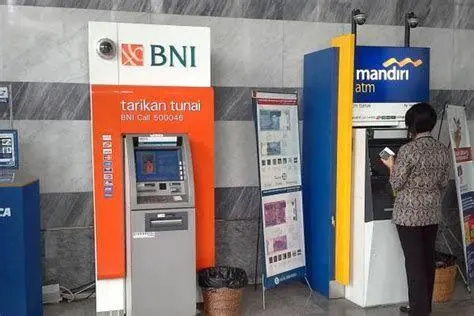 ATM BNI Transaction Nasabah melakukan transaksi di mesin ATM BNI