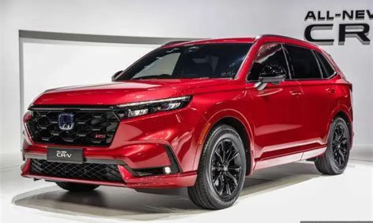 Honda CR-V Hybrid melaju di jalanan aspal
