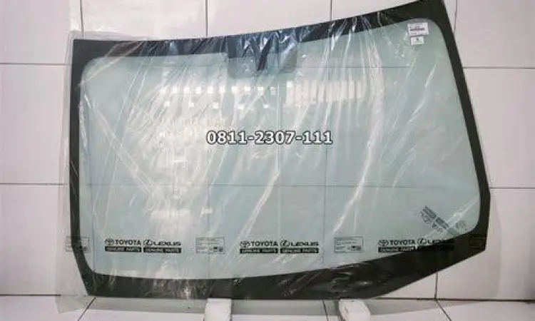 Kaca mobil depan Avanza yang mengalami keretakan akibat benturan