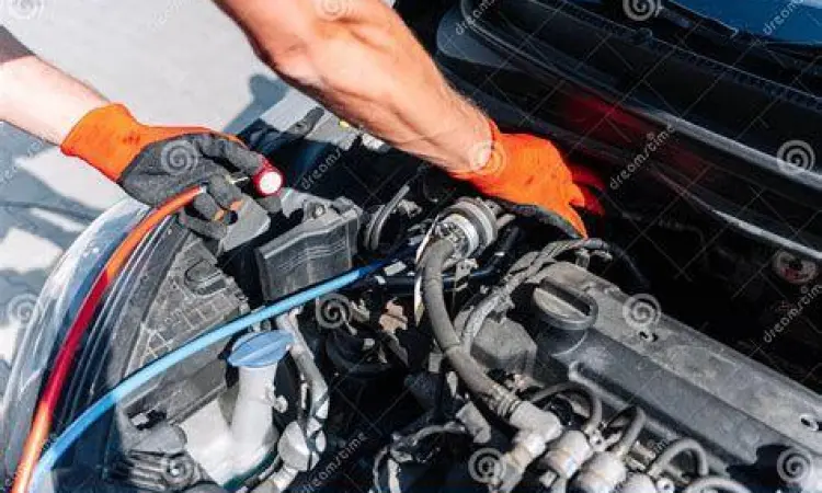 Proses Diagnosa AC Mobil Mekanik sedang memeriksa magnet clutch pada kompresor AC