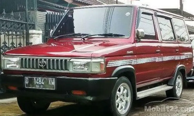 Mobil keluarga Toyota Kijang Super warna silver