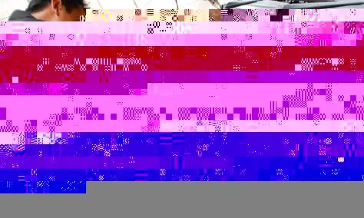 Mekanik sedang mengecek kondisi mesin mobil bekas