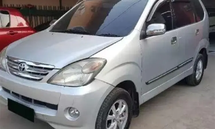 Toyota Avanza generasi pertama warna silver yang masih terawat