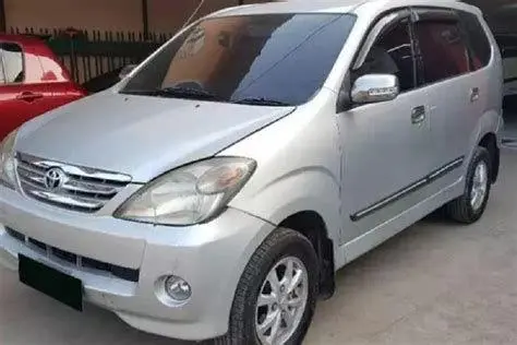 Toyota Avanza Generasi Awal Toyota Avanza generasi pertama warna silver yang masih terawat