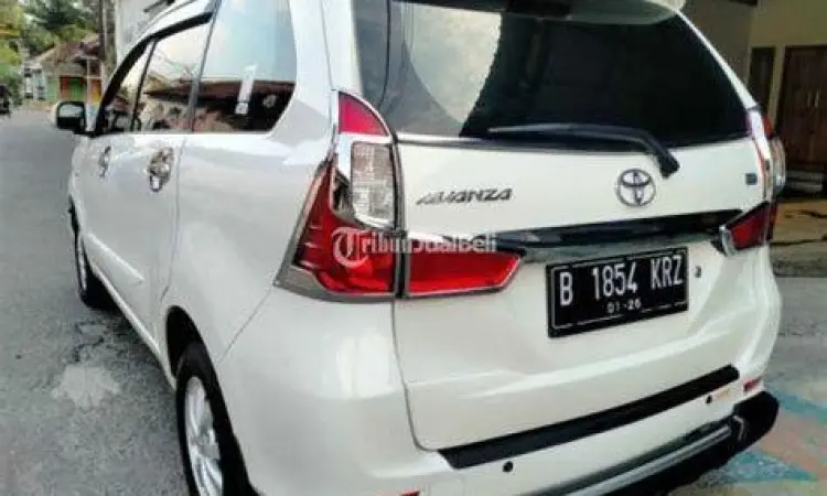 Tampilan eksterior Toyota Avanza 2015 putih yang masih segar