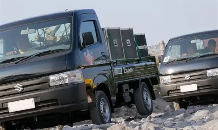 Mekanik sedang memeriksa mesin Suzuki Carry