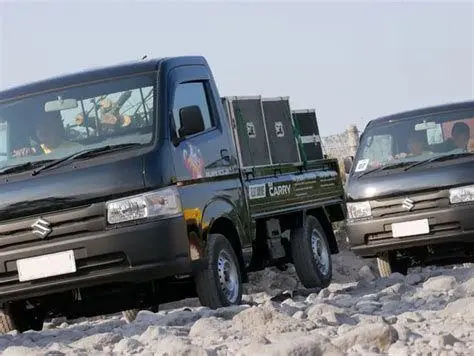 Inspeksi Mesin Carry Mekanik sedang memeriksa mesin Suzuki Carry