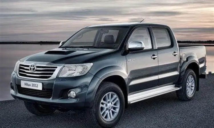 Toyota Hilux 2012 Double Cab varian G dengan warna hitam