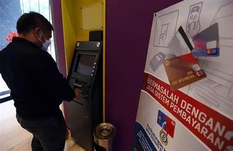 Persiapan Transfer ATM Nasabah melakukan persiapan sebelum transfer di ATM