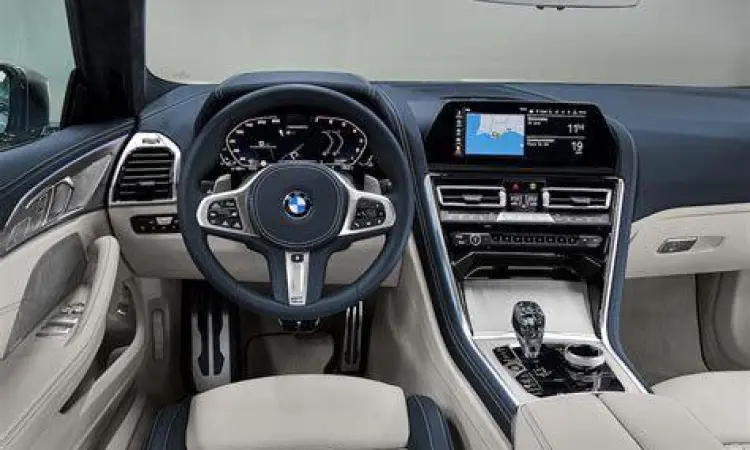 Interior mewah BMW Seri 8 Coupe dengan material kulit premium