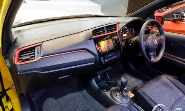 Dashboard Honda Brio RS dengan head unit modern