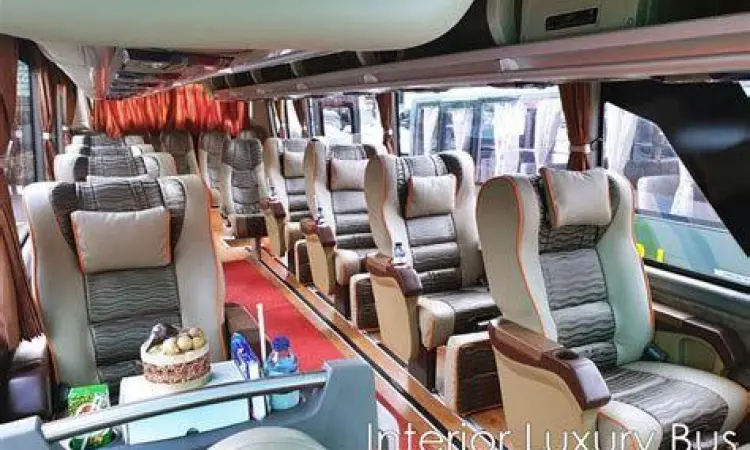 Interior bus pariwisata dengan kursi nyaman dan fasilitas hiburan