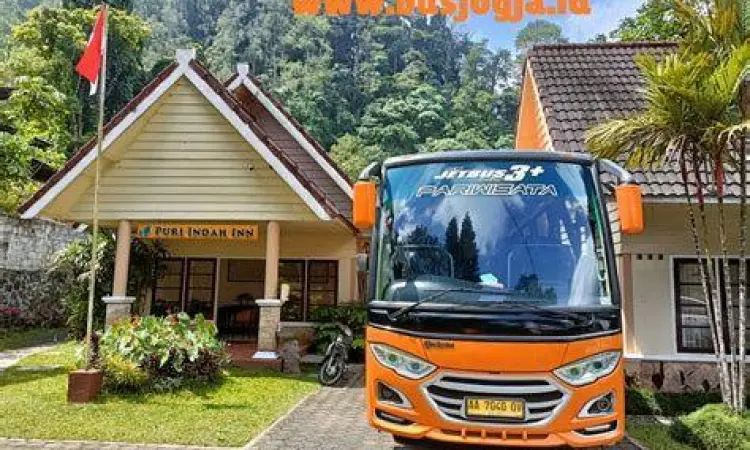 Barisan bus pariwisata di garasi perusahaan otobus