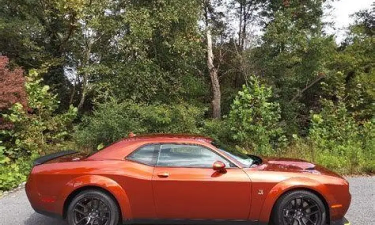 Eksterior Dodge Challenger Dodge Challenger varian widebody dengan desain agresif