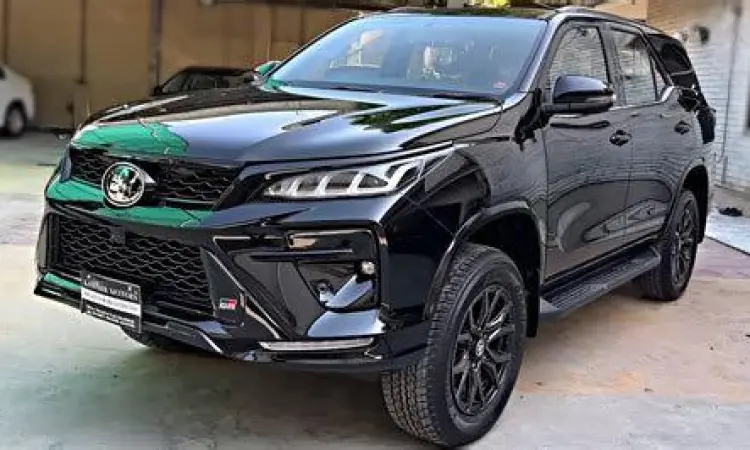 Interior mewah Toyota Fortuner 2024 dengan aksen hitam dan fitur canggih