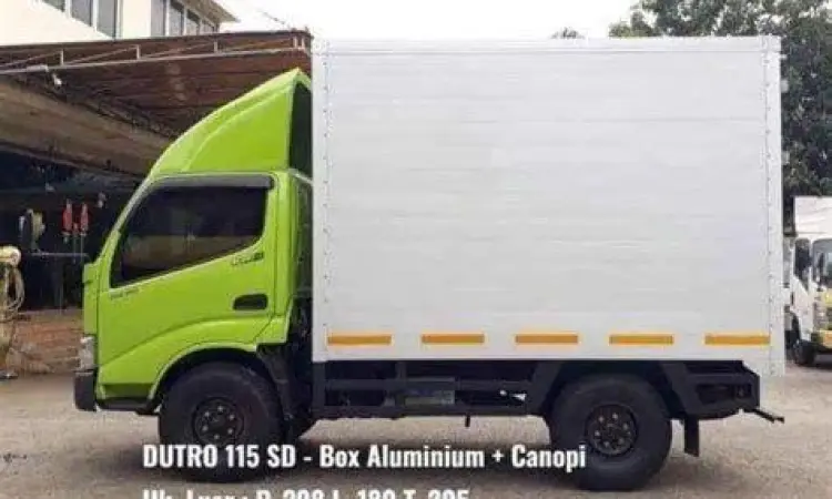 Truk Hino Dutro dengan karoseri box untuk logistik