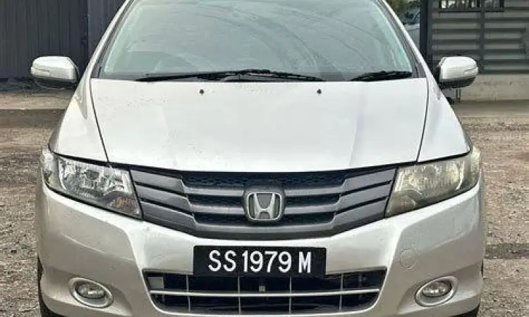 Honda City Generasi Ketiga Honda City GM2 warna silver tampak depan