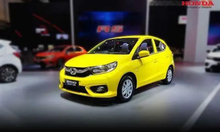 Honda Brio Makassar Honda Brio Satya warna kuning di jalanan Makassar