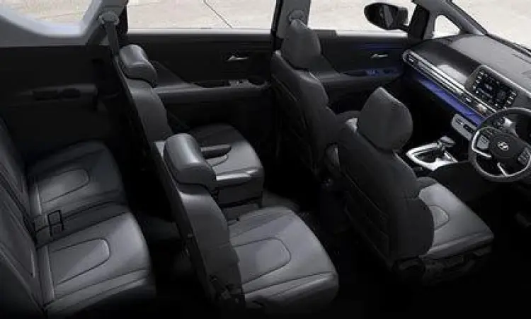 Interior Hyundai Stargazer bekas dengan captain seat