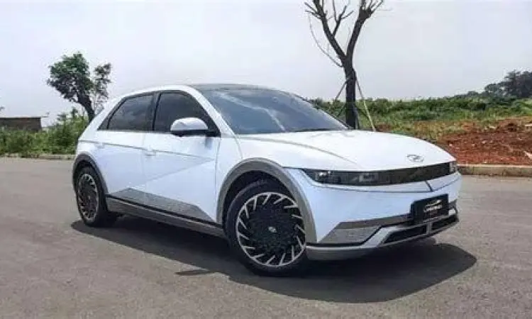 Mobil listrik Hyundai IONIQ 5 bekas sedang di charge