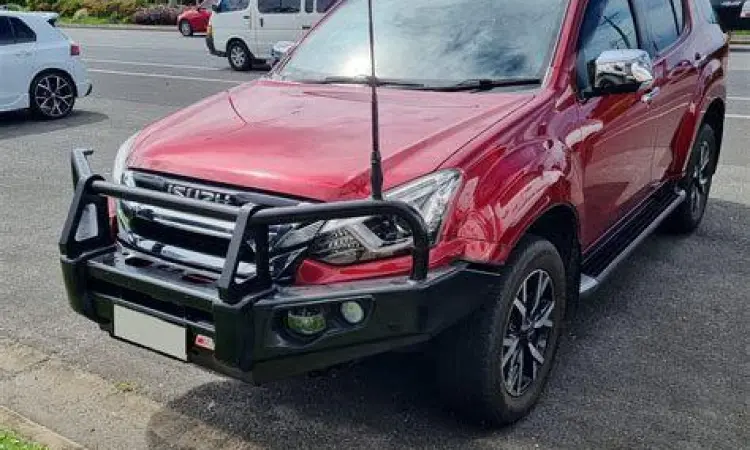 Isuzu MU-X sedang melewati medan lumpur