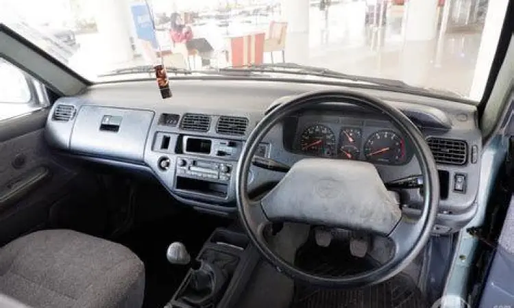 Interior Kijang LGX yang rapi dan terawat