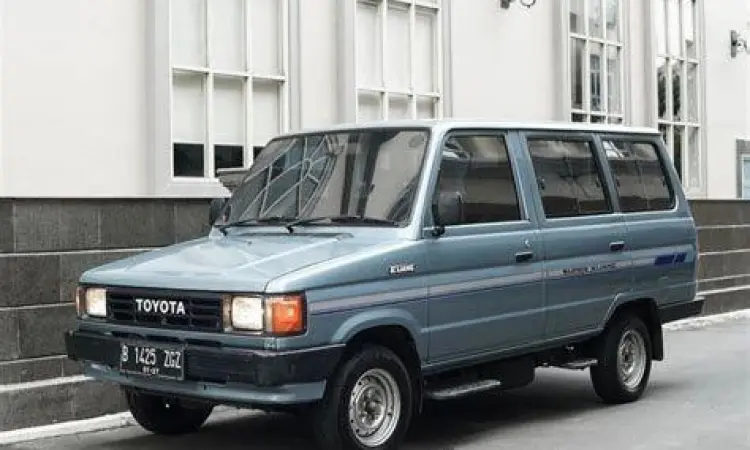 Toyota Kijang Super tahun 1990 warna perak yang masih mulus