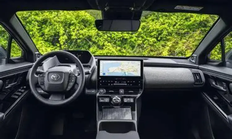 Interior mewah Toyota bZ4X dengan layar multimedia besar