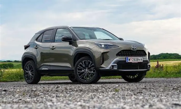 Toyota Yaris Cross Hybrid di pegunungan