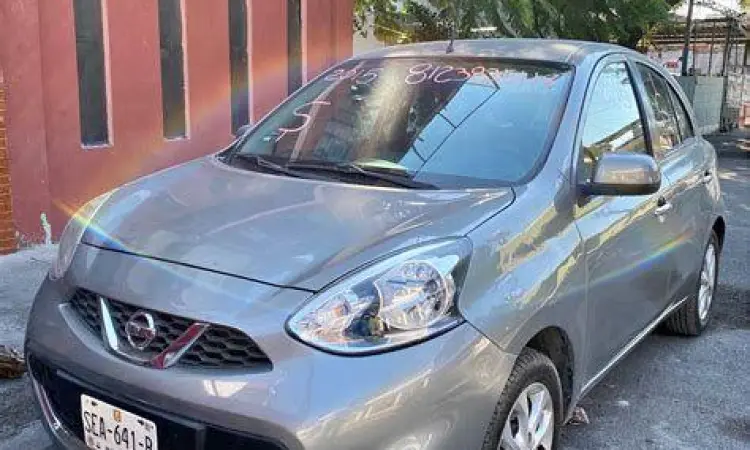 Eksterior Nissan March warna perak