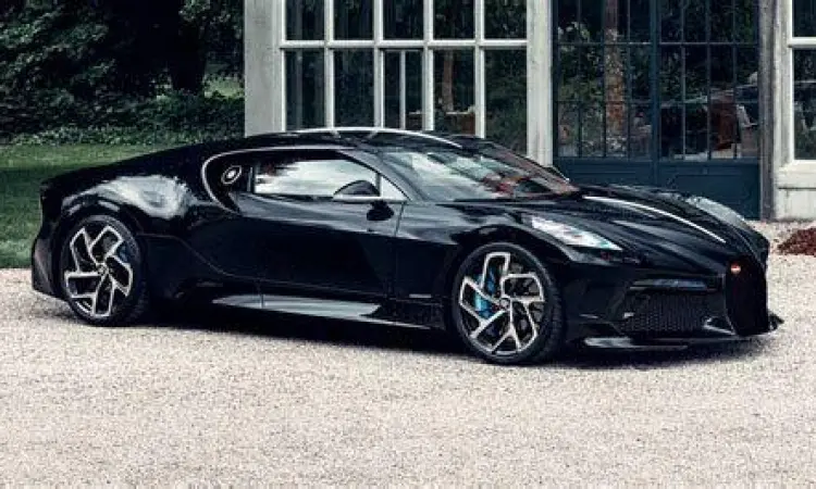 Bugatti La Voiture Noire Bugatti La Voiture Noire dengan tampilan hitam mengkilap