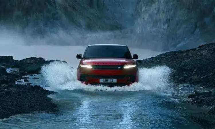 Range Rover Sport melewati medan berair dengan mudah