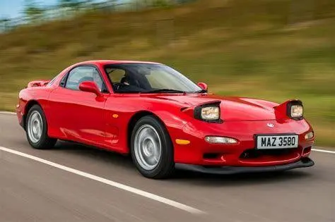 Desain Timeless Mazda RX-7 FD Tampilan depan Mazda RX-7 FD berwarna merah yang legendaris