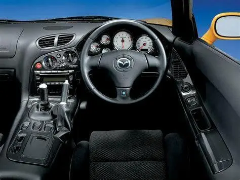 Kokpit Mazda RX-7 FD Interior cockpit Mazda RX-7 FD yang berorientasi pada pengemudi