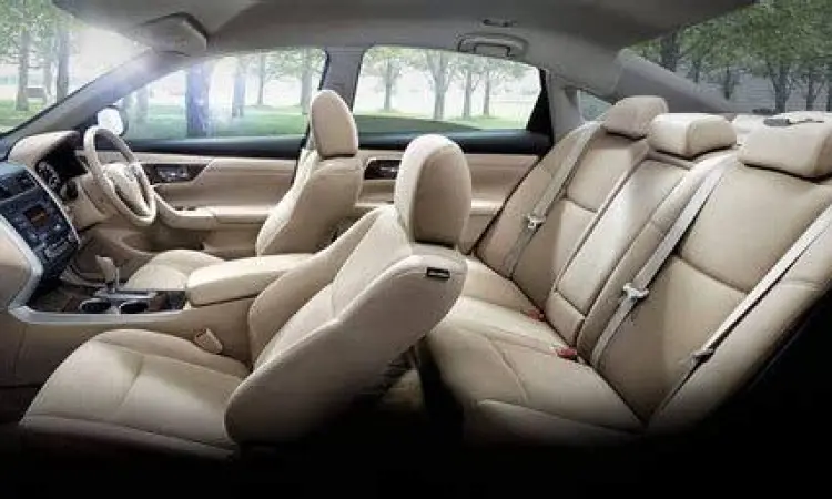 Interior mobil sedan bekas